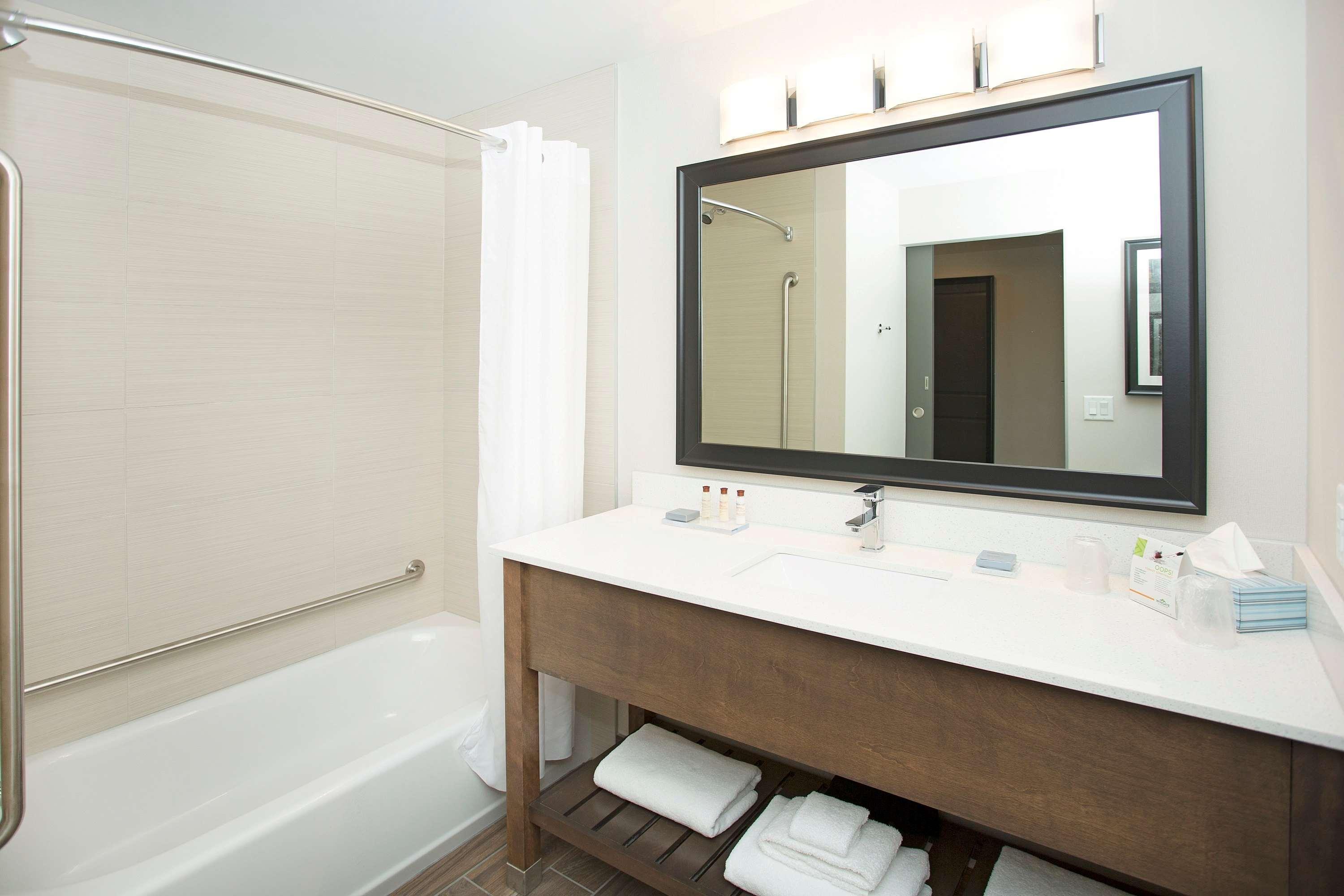 Wingate By Wyndham Calgary Airport Hotel Bagian luar foto