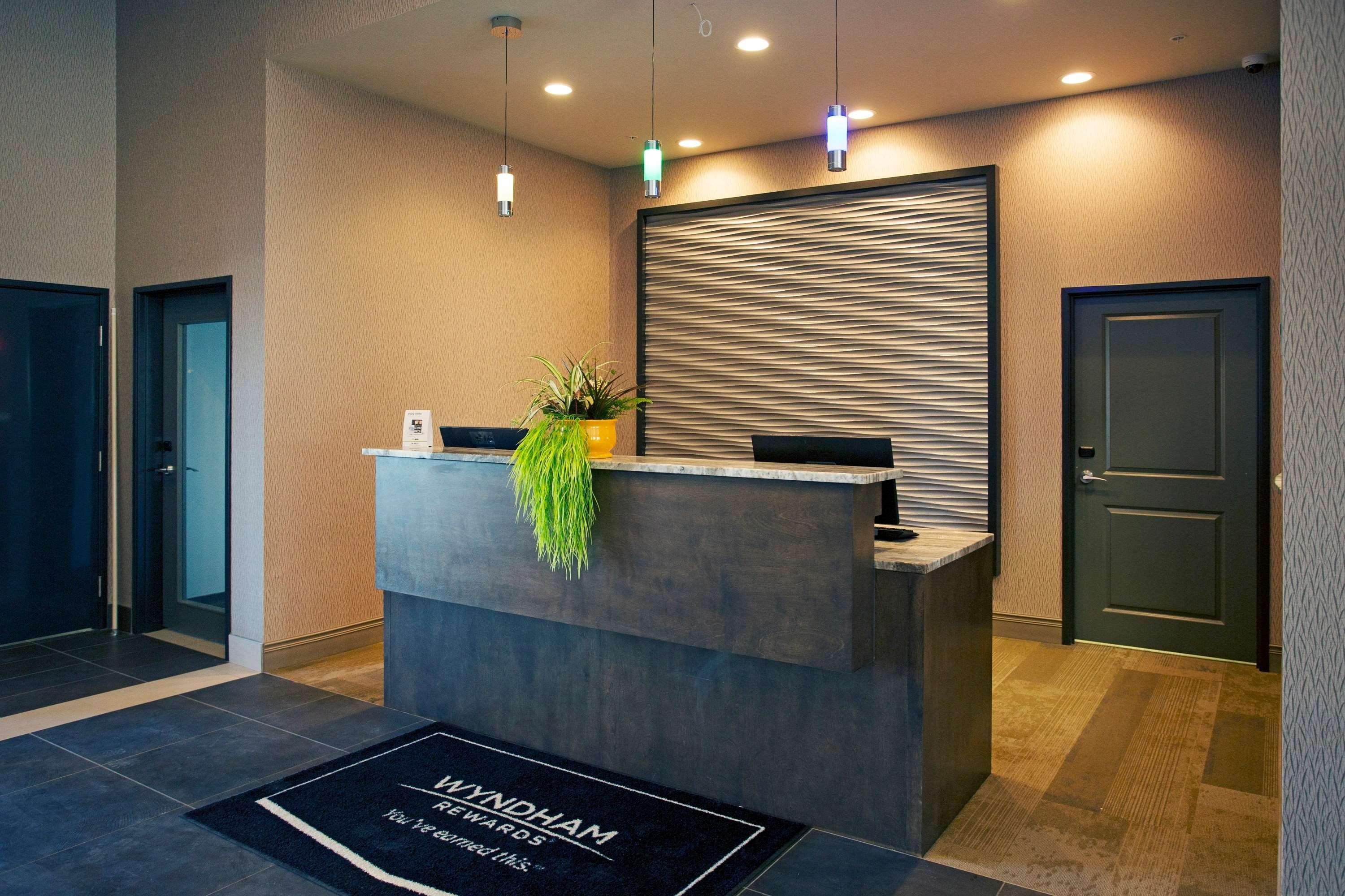 Wingate By Wyndham Calgary Airport Hotel Bagian luar foto