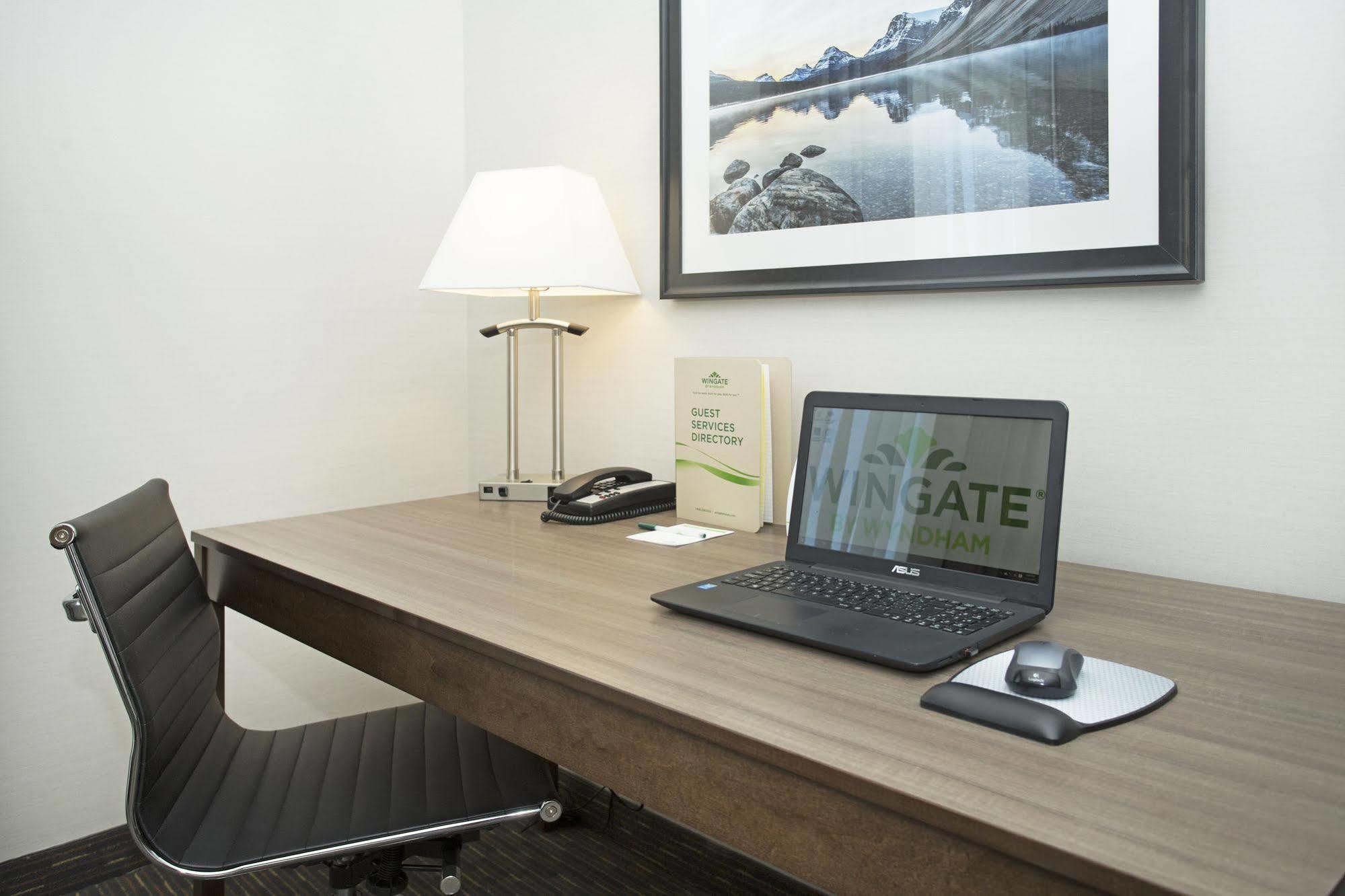 Wingate By Wyndham Calgary Airport Hotel Bagian luar foto
