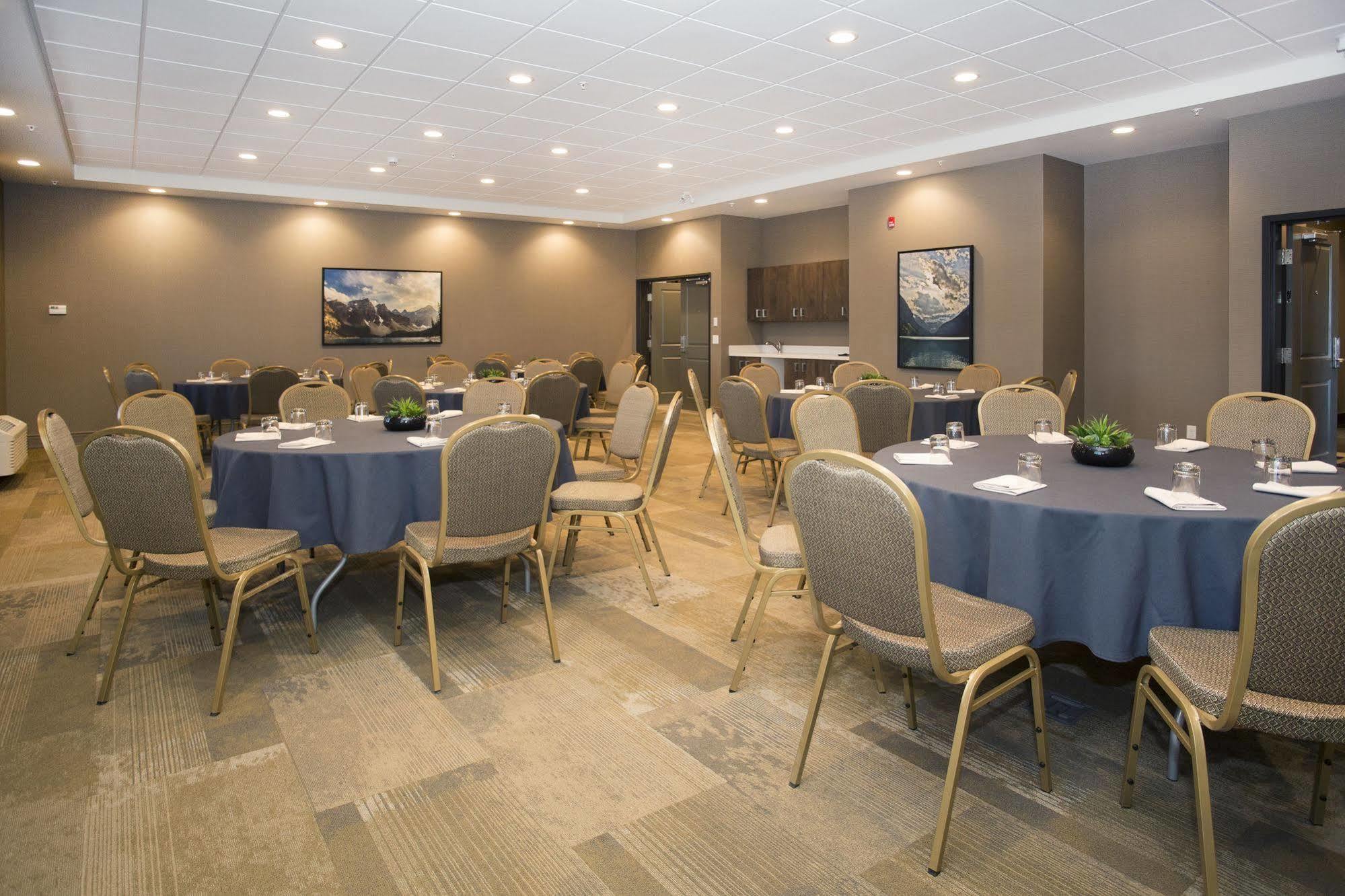 Wingate By Wyndham Calgary Airport Hotel Bagian luar foto