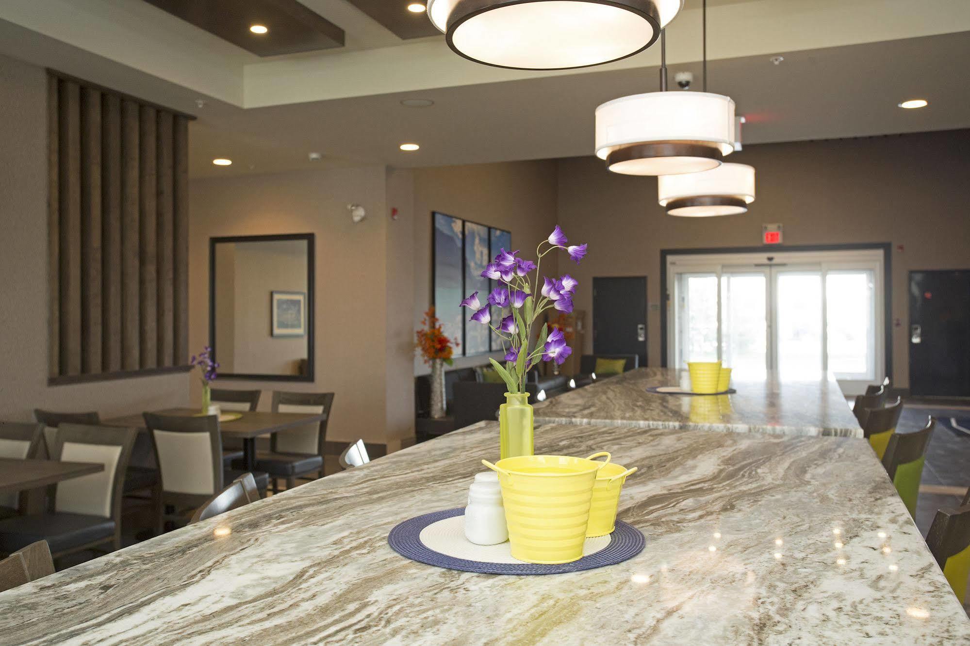 Wingate By Wyndham Calgary Airport Hotel Bagian luar foto